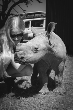 Niina ja isosarvikuononpoikanen Ringo, Ol Pejeta Conservancy, Kenia, 2016.